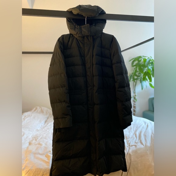 Theory Down Puffer Coat in Size L Black - Picture 3 of 9